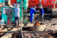 Vụ bé trai lọt xuống trụ bê tông: Công binh chuẩn bị kéo trụ lên