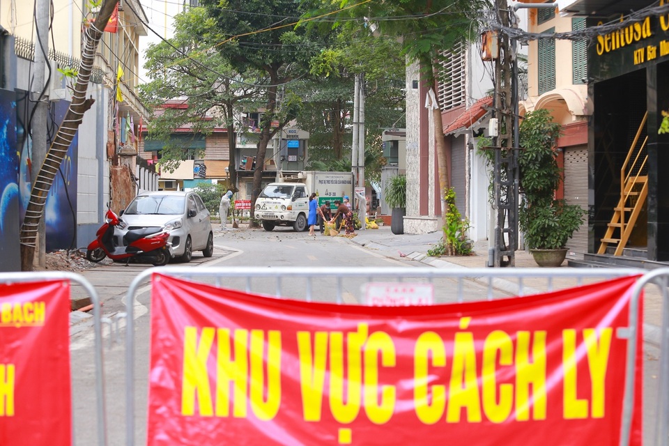 Quy trình thu gom, xử lý rác đặc biệt tại khu cách ly Trúc Bạch - 9