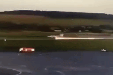 “Chim sắt” MiG-31 Nga vỡ lốp, hạ cánh tóe lửa trên đường băng