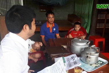 Video: Đại diện Báo Dân trí mang niềm vui đến 3 bé thơ mất mẹ đúng ngày giỗ ông.