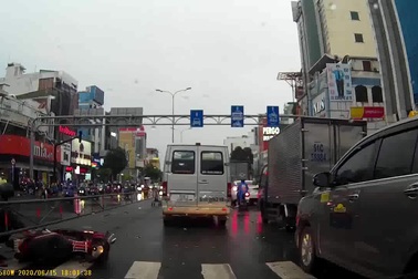 Tình huống xử lý khó hiểu để băng sang đường của người đàn ông đi xe máy