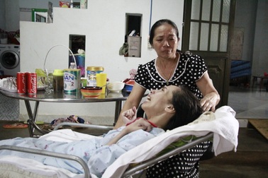 Người mẹ khóc cạn nước mắt: Trang ơi! tỉnh dậy đi con...