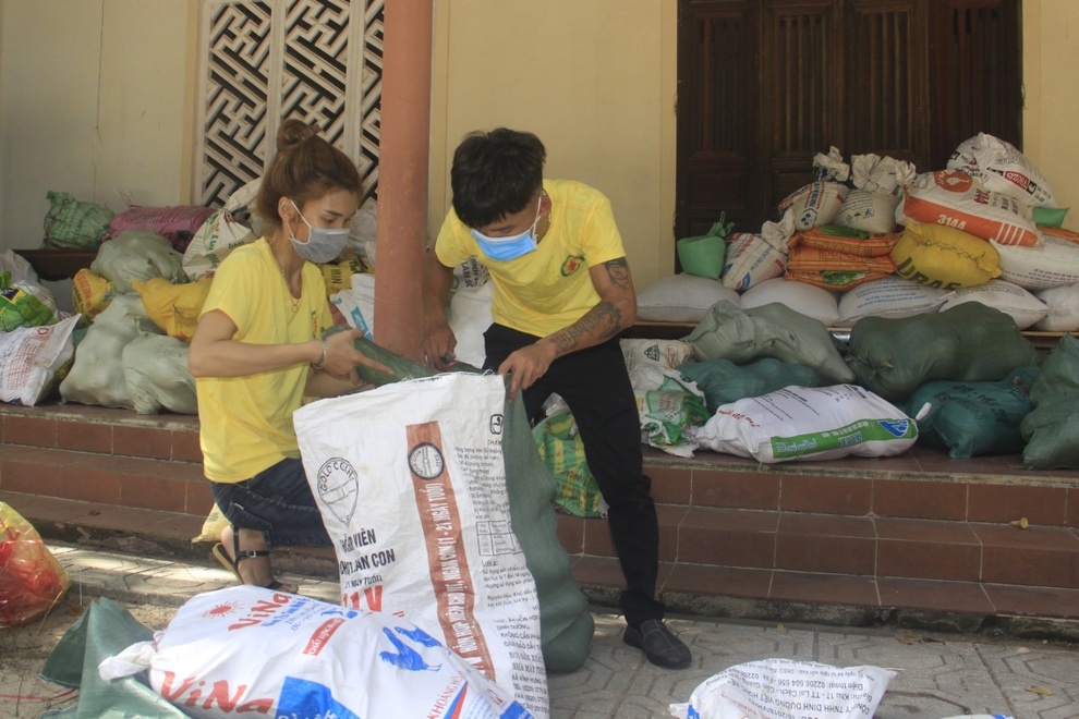 Người dân vùng lũ Quảng Trị gom nghĩa tình gửi vào TP Hồ Chí Minh - 5 Người dân vùng lũ Quảng Trị gom nghĩa tình gửi vào TP Hồ Chí Minh - 5