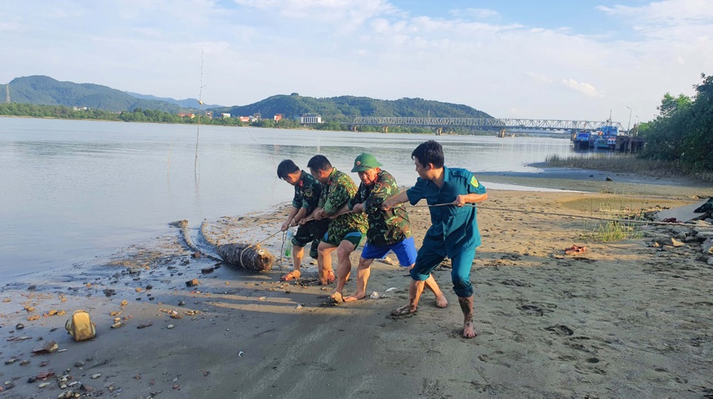 Quả bom còn nguyên kíp nổ nằm gần chân cầu Bến Thủy - 1 Quả bom còn nguyên kíp nổ nằm gần chân cầu Bến Thủy - 1