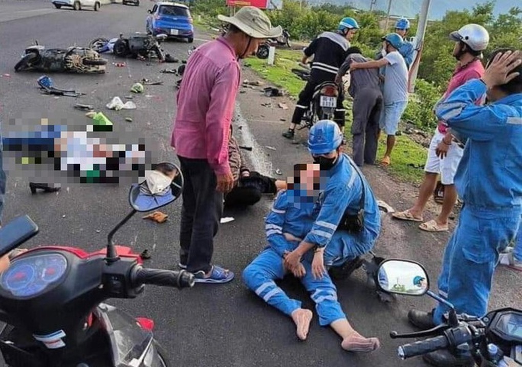 Vụ ô tô điên tông loạt xe máy: Tài xế mới 16 tuổi - 1 Vụ ô tô điên tông loạt xe máy: Tài xế mới 16 tuổi - 1