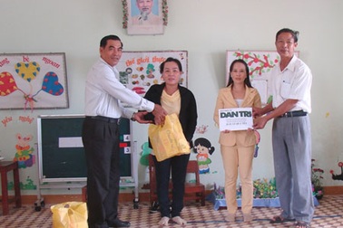 Quỹ Nhân ái trao quà Tết đến giáo viên miền núi và hải đảo.