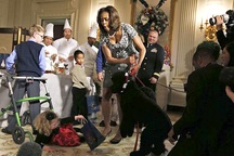 Chó cưng nhà Obama làm ngã khách Nhà Trắng