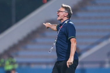 HLV Philippe Troussier kêu gọi đội tuyển Việt Nam đồng lòng chiến đấu