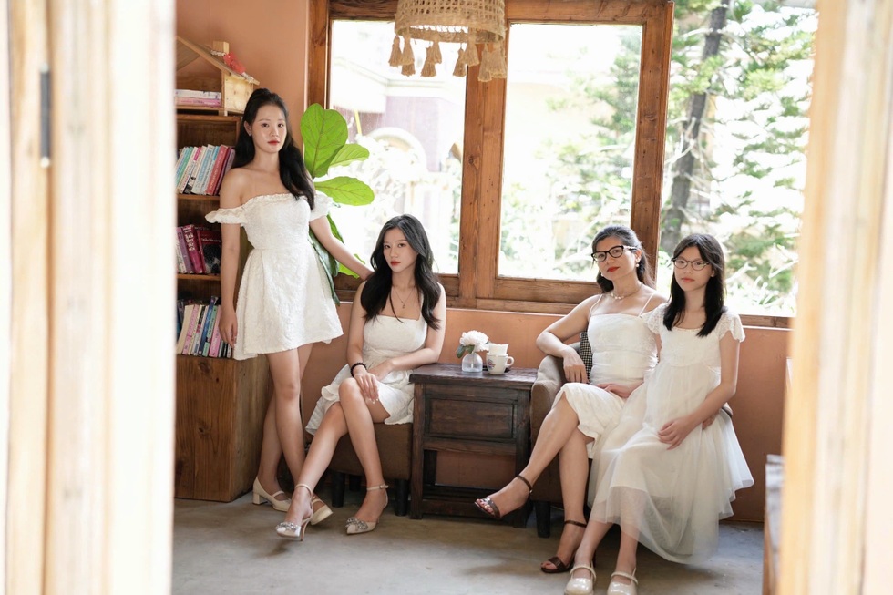 Cô gái xinh đẹp đổi đời nhờ được người lạ nhận nuôi sau một cuộc điện thoại - 7 Cô gái xinh đẹp đổi đời nhờ được người lạ nhận nuôi sau một cuộc điện thoại - 7