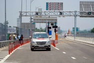 Hàng chục ô tô nổ lốp trên tuyến cao tốc qua miền Trung