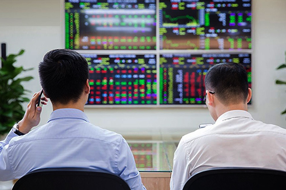 Ngậm ngùi gồng lỗ dù chứng khoán đạt đỉnh lịch sử - 1 Ngậm ngùi gồng lỗ dù chứng khoán đạt đỉnh lịch sử - 1