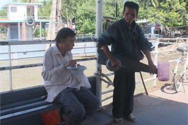 Chuyện tình khó tin của ông già mù đánh đàn bên dòng sông Hậu