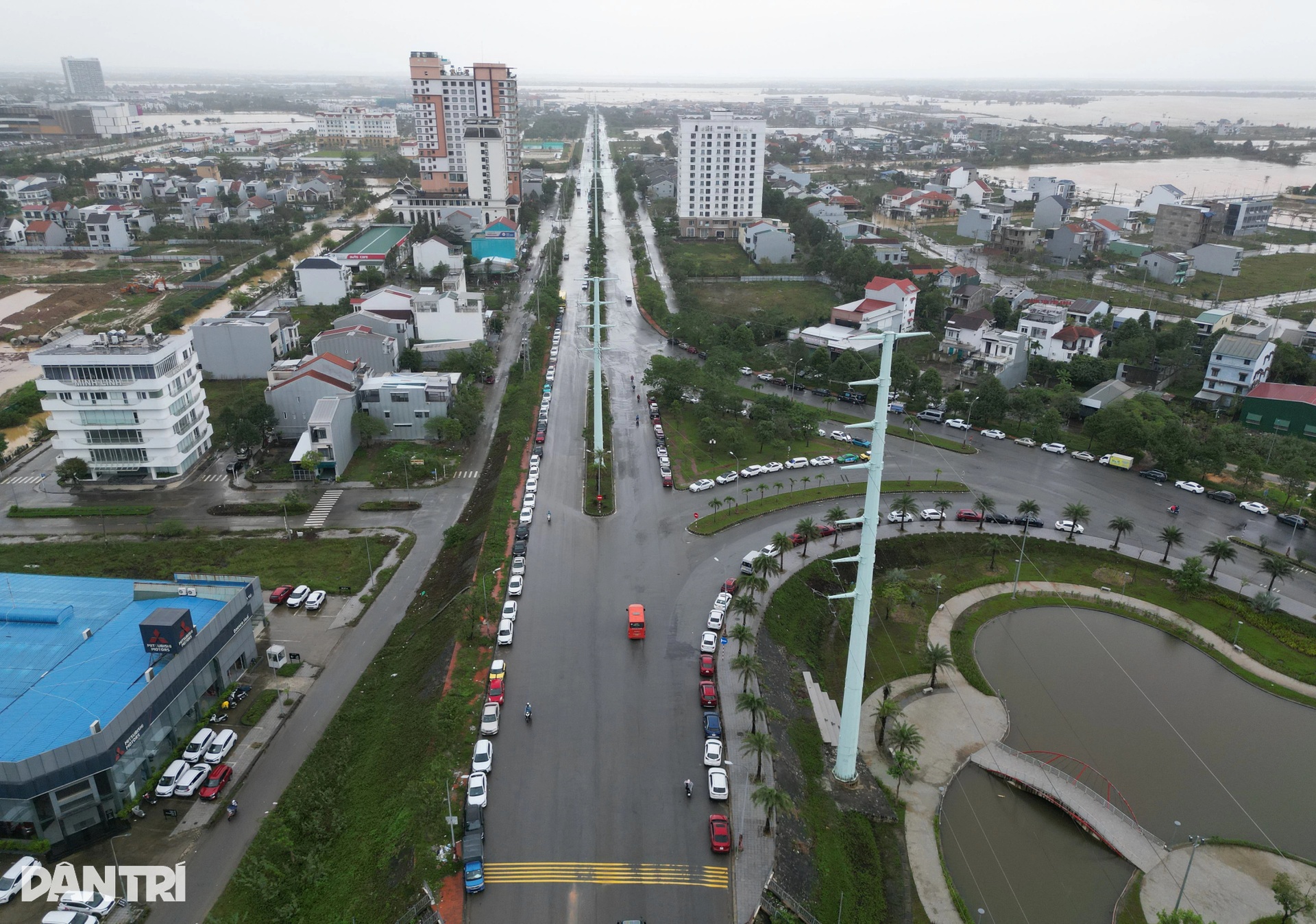 Người Huế hối hả đưa ô tô chạy lụt lần thứ 4, có chủ xe bị lập biên bản - 12 Người Huế hối hả đưa ô tô chạy lụt lần thứ 4, có chủ xe bị lập biên bản - 12