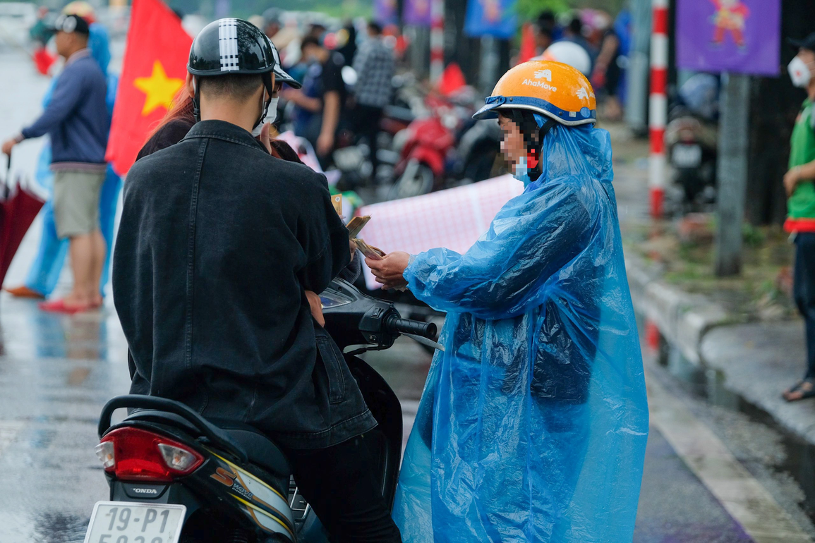 Vé trận chung kết giảm sâu, phe đội mưa đi xả hàng - 6 Vé trận chung kết giảm sâu, phe đội mưa đi xả hàng - 6