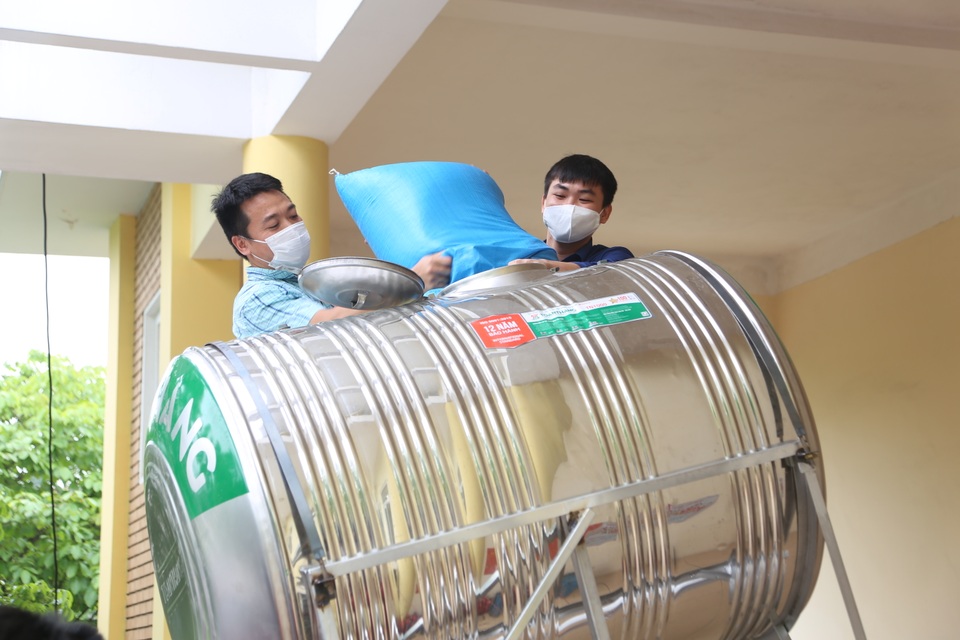 Người nghèo Hà Nội xếp hàng nhận gạo miễn phí ở cây ATM - 4 Người nghèo Hà Nội xếp hàng nhận gạo miễn phí ở cây ATM - 4