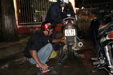 Thanh niên 8x vá xe lưu động miễn phí giúp người đi đường