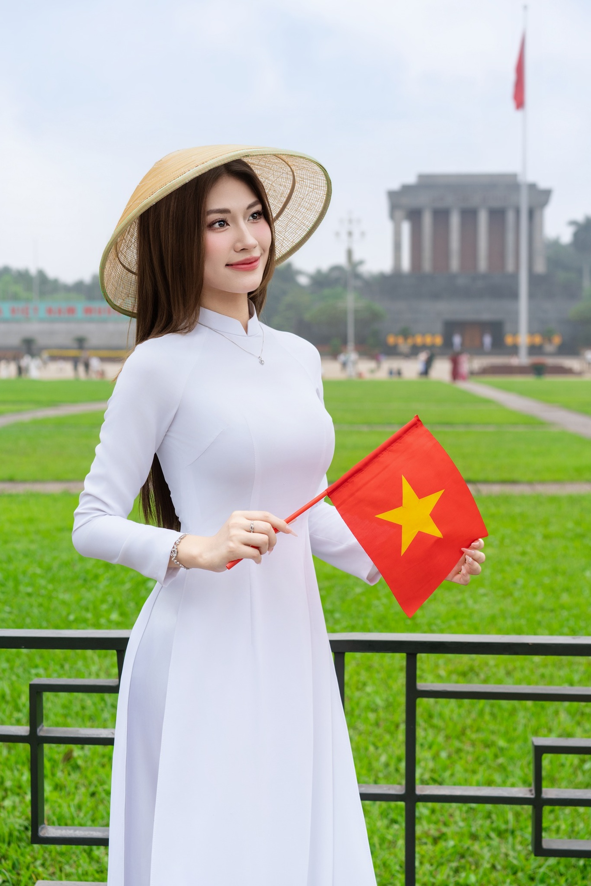 Cô gái xinh đẹp cao 1,73m ở hàng đầu khối diễu hành 54 dân tộc là ai? - 11 Cô gái xinh đẹp cao 1,73m ở hàng đầu khối diễu hành 54 dân tộc là ai? - 11