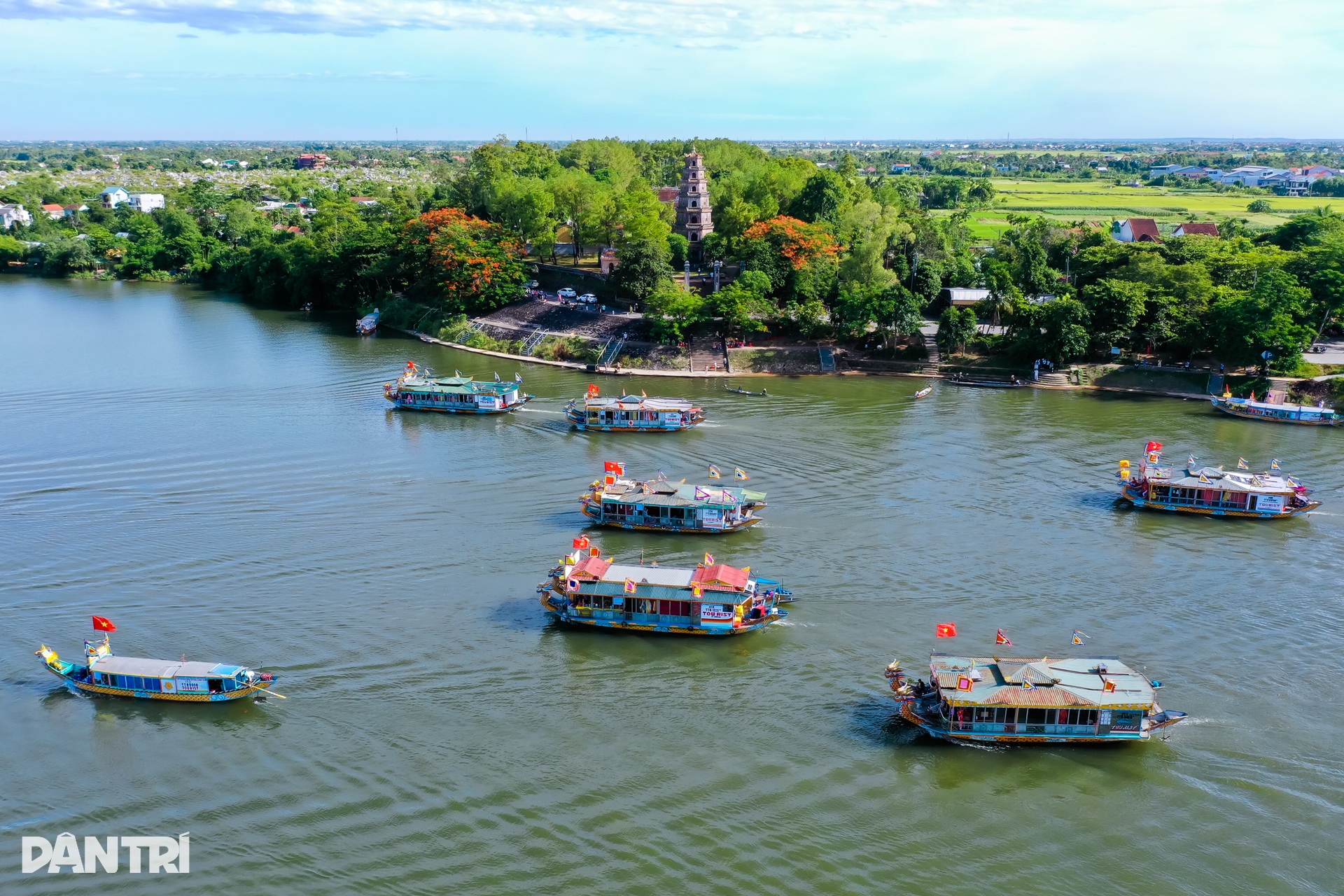 Sông Hương rực rỡ sắc màu với lễ hội điện Huệ Nam - 9 Sông Hương rực rỡ sắc màu với lễ hội điện Huệ Nam - 9