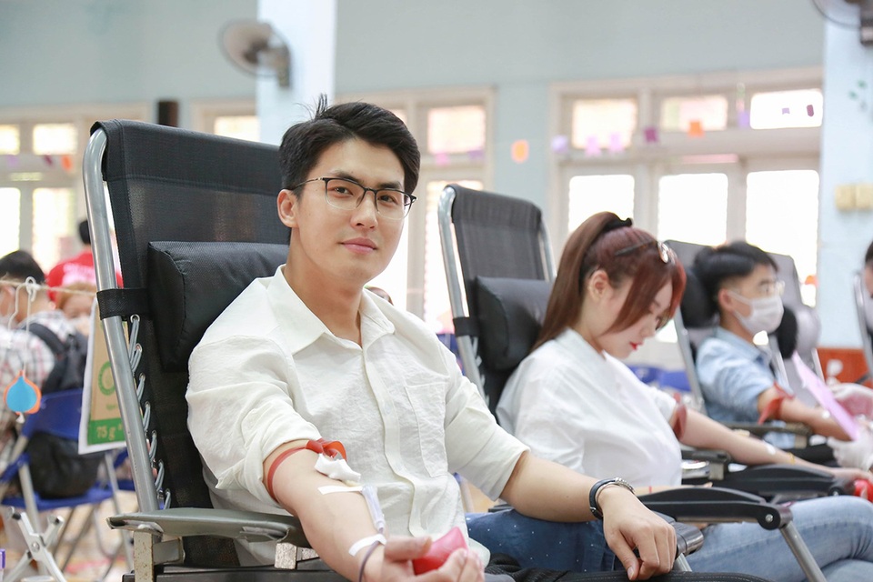 Hoa khôi, Á khôi Đại học Hà Nội rạng rỡ trong ngày hội hiến máu - 4 Hoa khôi, Á khôi Đại học Hà Nội rạng rỡ trong ngày hội hiến máu - 4