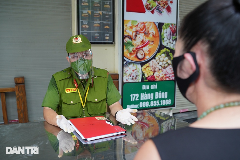 Nhiều lái xe quay đầu bỏ chạy khi gặp Tổ công tác đặc biệt ở phố cổ Hà Nội - 10 Nhiều lái xe quay đầu bỏ chạy khi gặp Tổ công tác đặc biệt ở phố cổ Hà Nội - 10