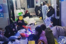 Khu du lịch "cháy phòng", khách ngủ chen chúc trong nhà vệ sinh