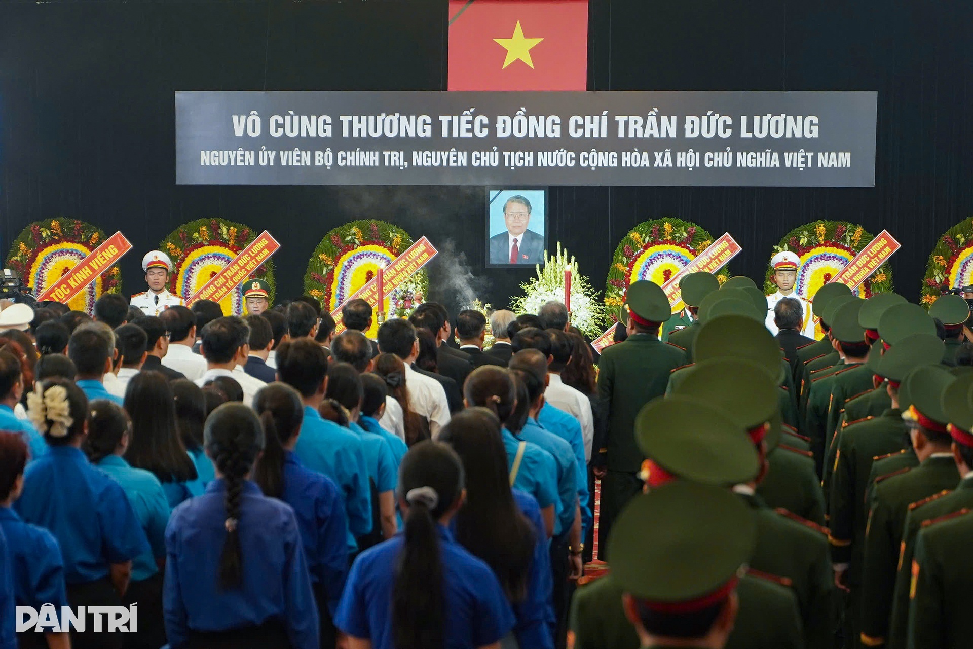 Đoàn xe chở linh cữu nguyên Chủ tịch Trần Đức Lương trên đường phố Hà Nội - 6 Đoàn xe chở linh cữu nguyên Chủ tịch Trần Đức Lương trên đường phố Hà Nội - 6