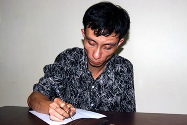 CSGT bắt “nóng” đối tượng buôn bán ma túy trên phố Khâm Thiên