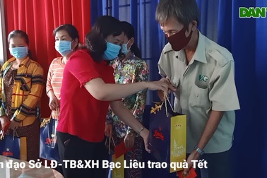 Sở LĐ-TB&XH Bạc Liêu trao quà Tết