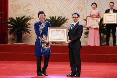 NSƯT Hoài Linh nói gì khi được đặc cách phong tặng danh hiệu NSƯT?