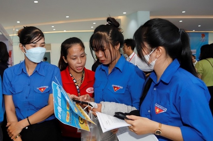 Người lao động, đoàn viên, thanh niên đến với ngày hội.