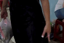 Váy ở chợ Việt Nam giá 890.000 đồng, khách Tây trả giá 130.000 đồng