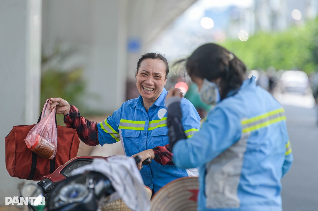 Người lao động oằn mình mưu sinh dưới cái nắng 50 độ C ở Hà Nội - 9 Người lao động oằn mình mưu sinh dưới cái nắng 50 độ C ở Hà Nội - 9