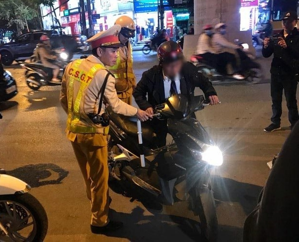Mạo danh Vụ trưởng Bộ GDĐT khi bị dừng xe kiểm tra nồng độ cồn - 1 Mạo danh Vụ trưởng Bộ GDĐT khi bị dừng xe kiểm tra nồng độ cồn - 1