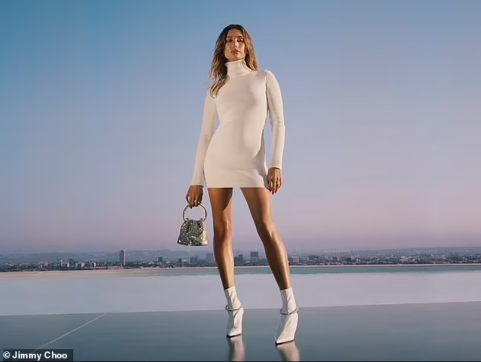 Người mẫu Hailey Bieber khoe chân dài miên man trong bộ ảnh thời trang - 3 Người mẫu Hailey Bieber khoe chân dài miên man trong bộ ảnh thời trang - 3