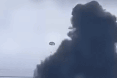 Thời khắc phi công nhảy dù thoát nạn trước khi máy bay rơi ở Quảng Nam