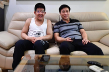 Nghệ sĩ Quốc Tuấn dạy con trai Bôm cách "yêu văn minh" ở tuổi 21