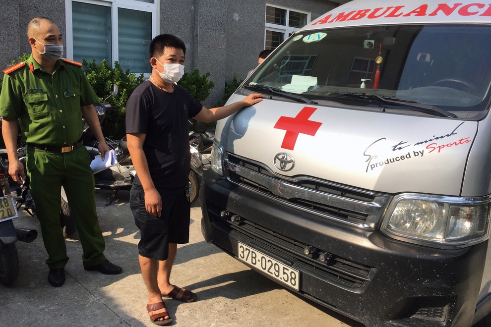 Đôi nam nữ thuê xe cứu thương thông chốt vào Hà Nội - 1 Đôi nam nữ thuê xe cứu thương thông chốt vào Hà Nội - 1