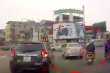 Nhầm đường, ôtô sửa sai quyết rẽ trái trên cầu Chương Dương