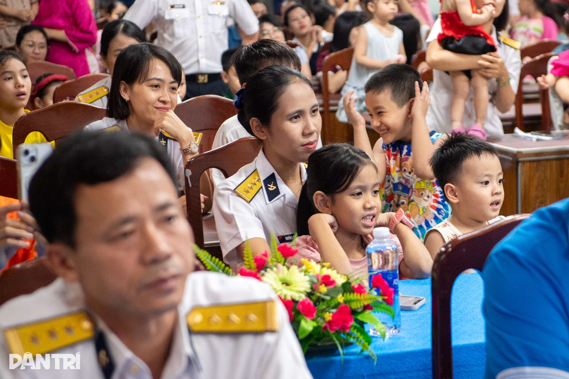 Vui Tết Trung thu cùng con các chiến sĩ Trường Sa - 4 Vui Tết Trung thu cùng con các chiến sĩ Trường Sa - 4