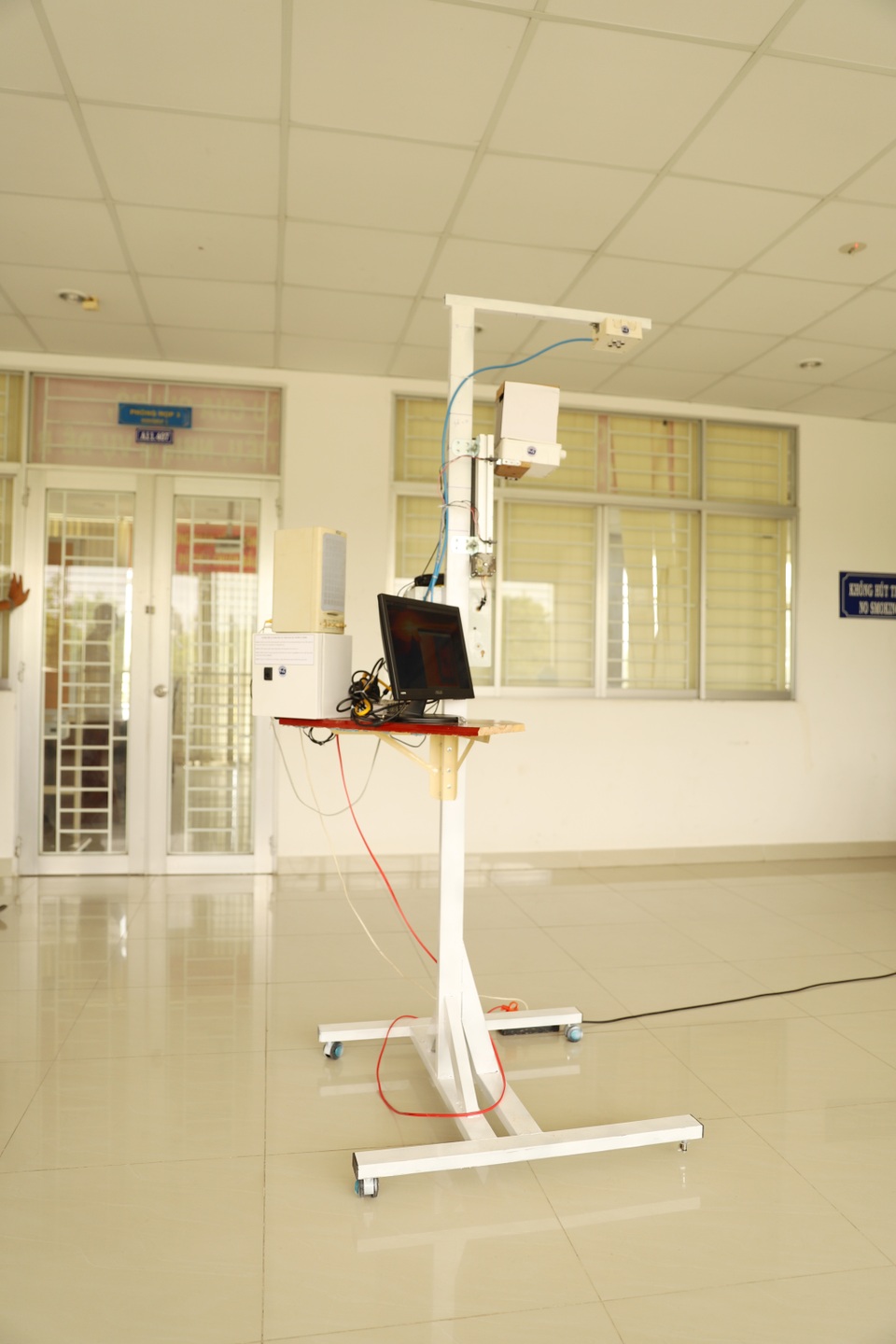 Trường ĐH Trà Vinh chế tạo thiết bị đo thân nhiệt tự động từ xa - 1 Trường ĐH Trà Vinh chế tạo thiết bị đo thân nhiệt tự động từ xa - 1