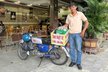 Người đàn ông chạy xe khắp phố để giúp người lạ