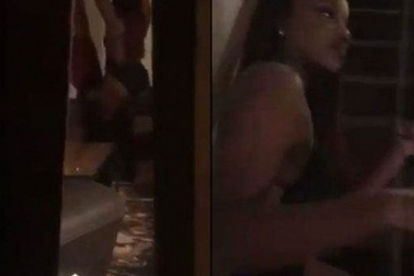 Bị bắt gặp đang dan díu, cô nhân tình giả vờ làm búp bê tình dục