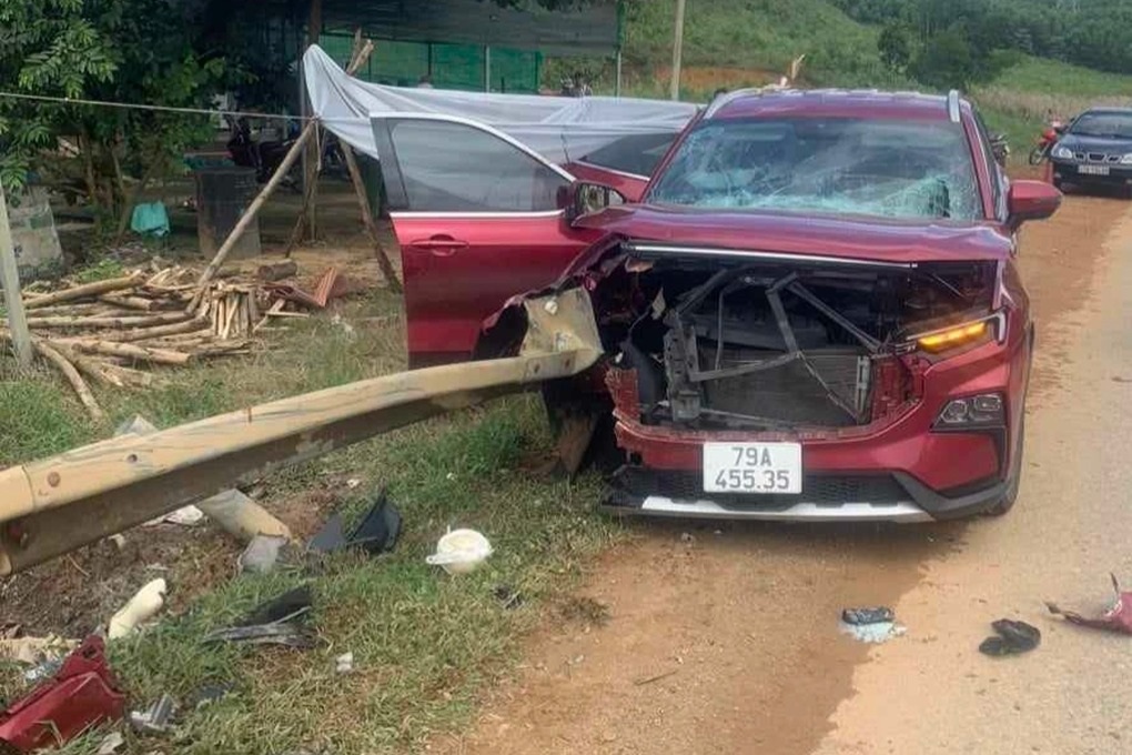 Ô tô đâm vào lan can làm 2 người chết: Tài xế dương tính với ma túy - 1 Ô tô đâm vào lan can làm 2 người chết: Tài xế dương tính với ma túy - 1