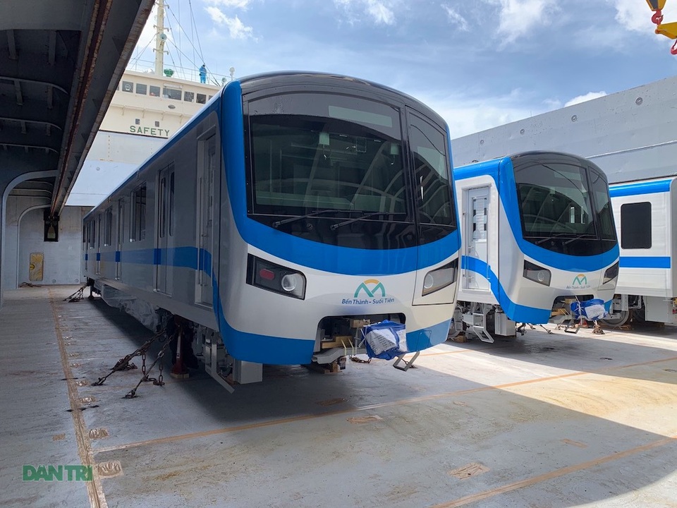 Cận cảnh đoàn tàu metro số 1 vừa cập cảng ở Sài Gòn - 7 Cận cảnh đoàn tàu metro số 1 vừa cập cảng ở Sài Gòn - 7
