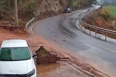 Ô tô lật nghiêng vì lao nhanh trên đường cua trơn trượt