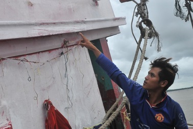 Ngư dân hãi hùng kể cảnh tàu lạ xả 5 thùng đạn vào 6 tàu Việt Nam