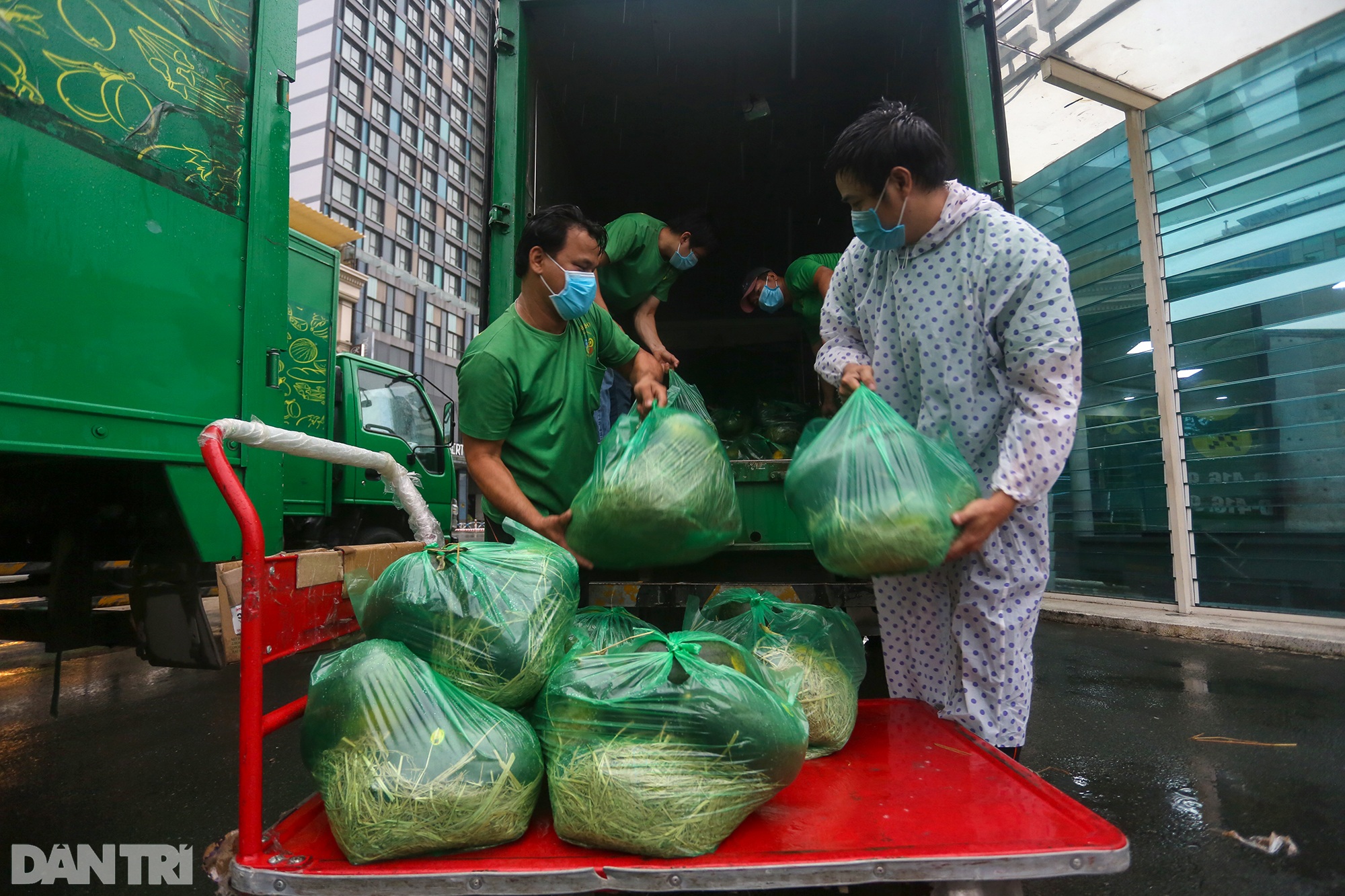 Tàu cao tốc lao như bay trên sông đưa 20 tấn rau củ miền Tây về TPHCM - 11 Tàu cao tốc lao như bay trên sông đưa 20 tấn rau củ miền Tây về TPHCM - 11