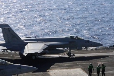 Máy bay chiến đấu Mỹ cất cánh từ tàu sân bay Abraham Lincoln trên biển Ả rập