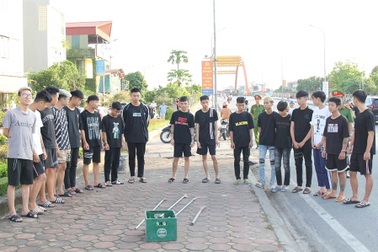 Tạm giữ 13 đối tượng nửa đêm hỗn chiến, ném vỏ chai bia vào nhà dân