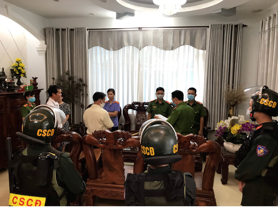 Công an bất ngờ khám xét một cây xăng, bắt khẩn cấp nữ giám đốc - 2 Công an bất ngờ khám xét một cây xăng, bắt khẩn cấp nữ giám đốc - 2